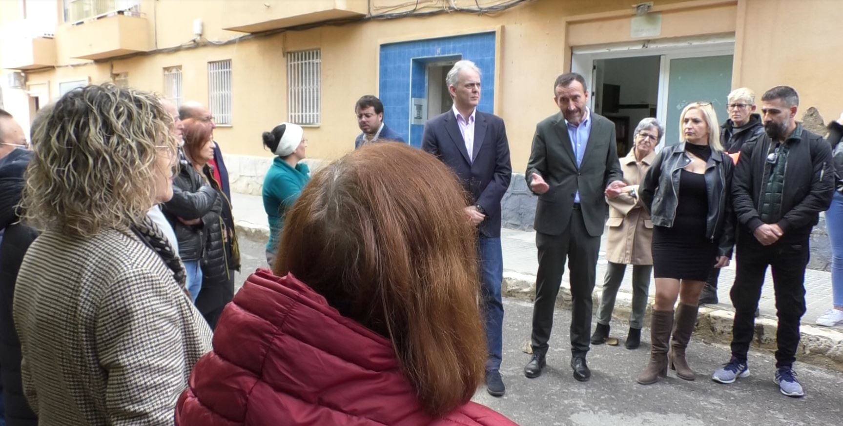 El alcalde de Elche, Carlos González, junto al conseller de Vivienda, Hécto Illueca, en una reunión con los vecinos del barrio de Porfirio Pascual