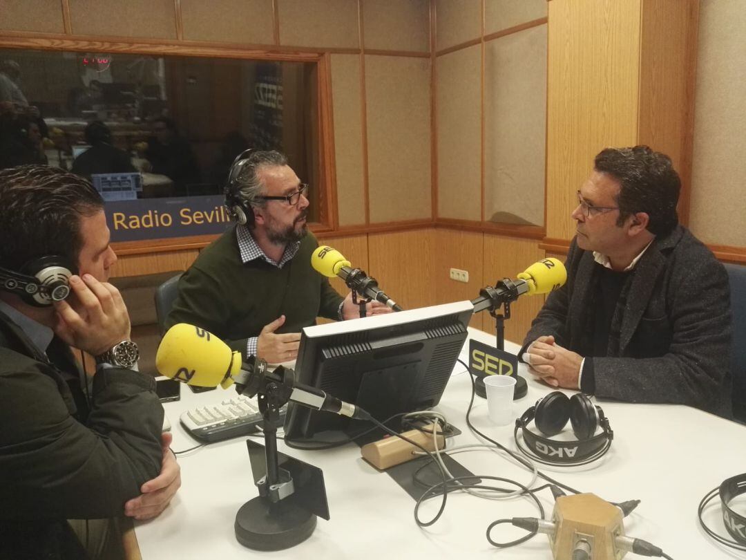 El hermano mayor de La Sed, Pepe Cataluña -a la derecha de la imagen-, atiende a las preguntas de Paco García en el programa cofradiero de Radio Sevilla, Cruz de Guía