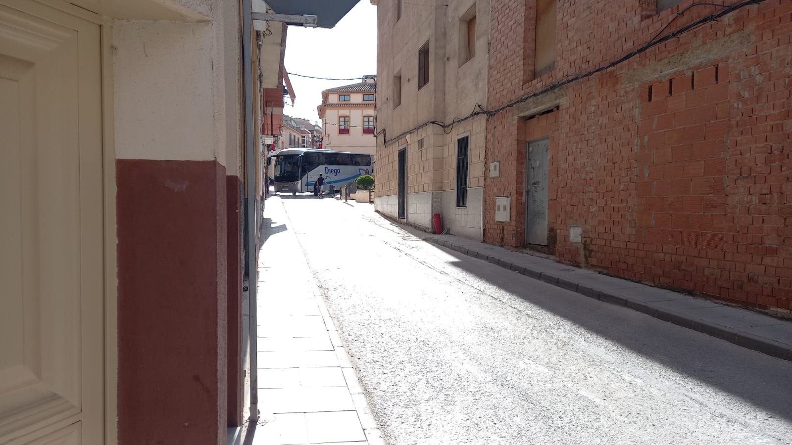 Autobús atascado en las calles de Caudete