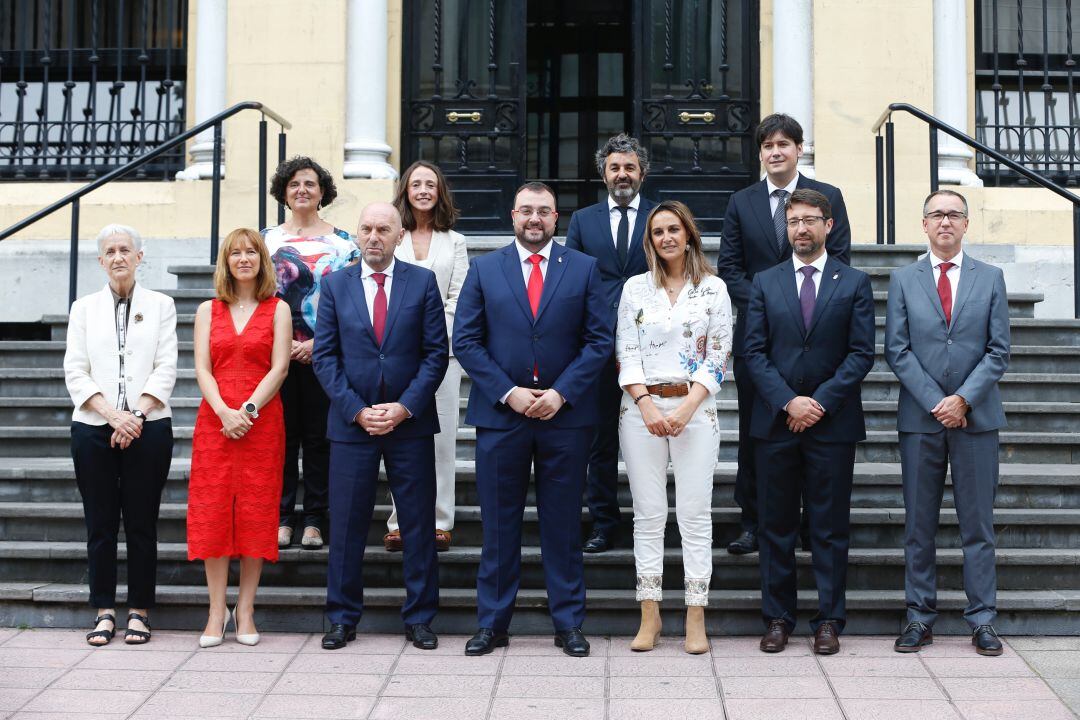 Foto de familia del nuevo gobierno asturiano en la escalinata del Palacio de Presidencia antes del acto de toma de posesión de los consejeros que se celebró en la Junta General del Principado.