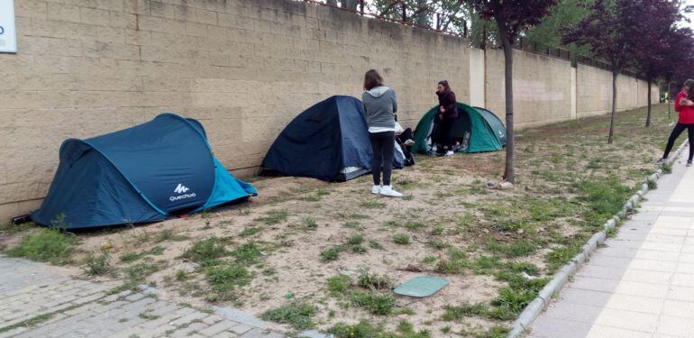 Tiendas de campaña en el exterior de la Feria de Valladolid ocupadas por los seguidores de Pablo Alborán