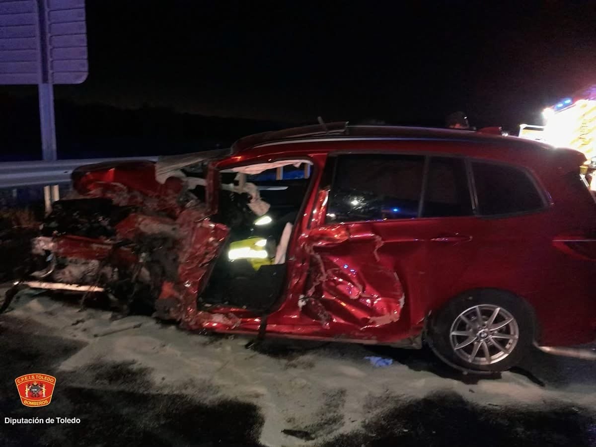 Estado en el que ha quedado uno de los vehículos implicados en el accidente de tráfico en Burguillos, en donde ha fallecido uno de los conductores