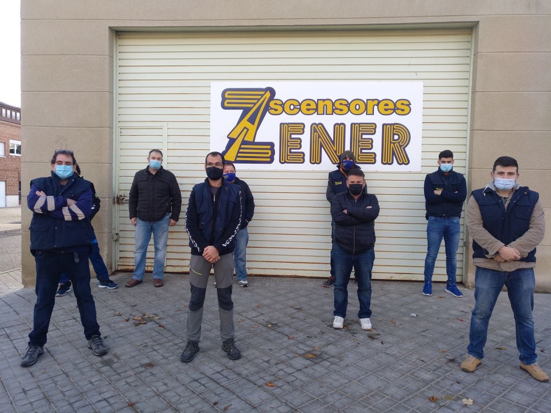 Trabajadores de Ascensores Zener en huelga a las puertas de la empresa