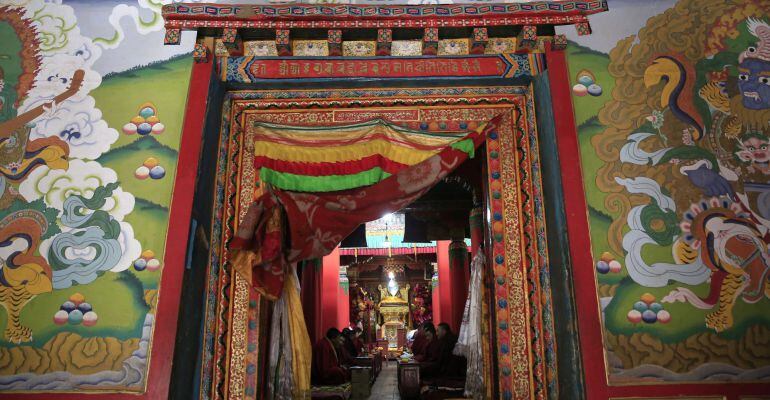 Entrada principal al cuarto de meditación de los monjes tibetanos del monasterio Juli 