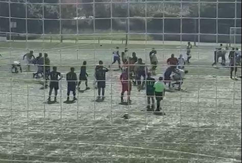 Pelea en un partido de fútbol de peñas en los campos de Roís de Corella de Gandia.