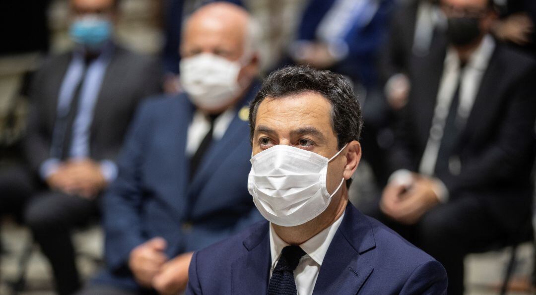 El presidente de la Junta de Andalucía, Juan Manuel Moreno y otras autoridades en la Catedral de Sevilla durante la misa de funeral por las víctimas del coronavirus