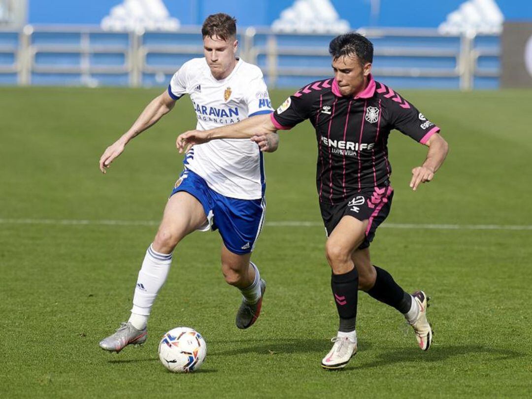 Vigaray protege el balón ante la presión de un rival