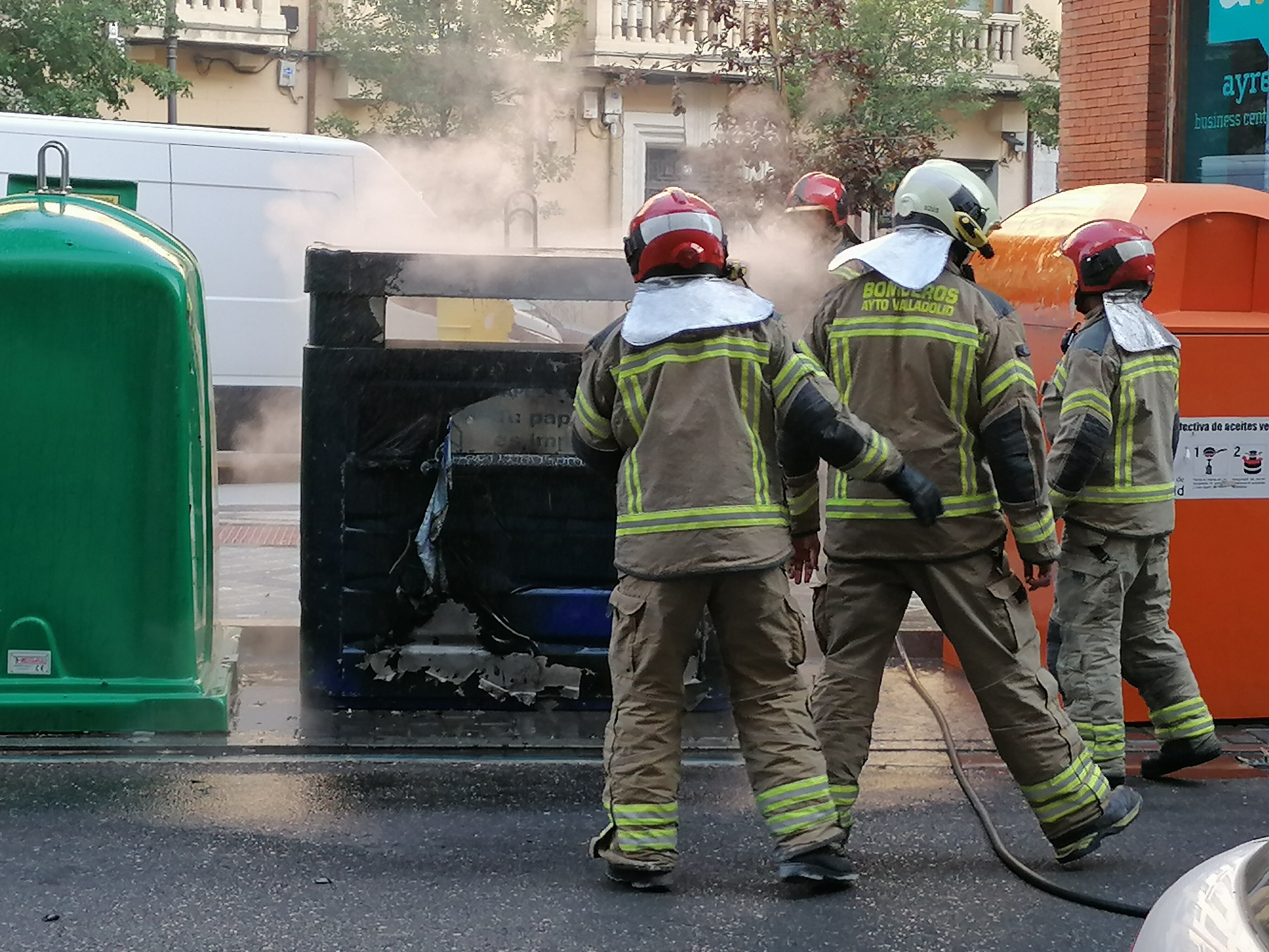 Bomberos de Valladolid sofocando un contenedor en llamas