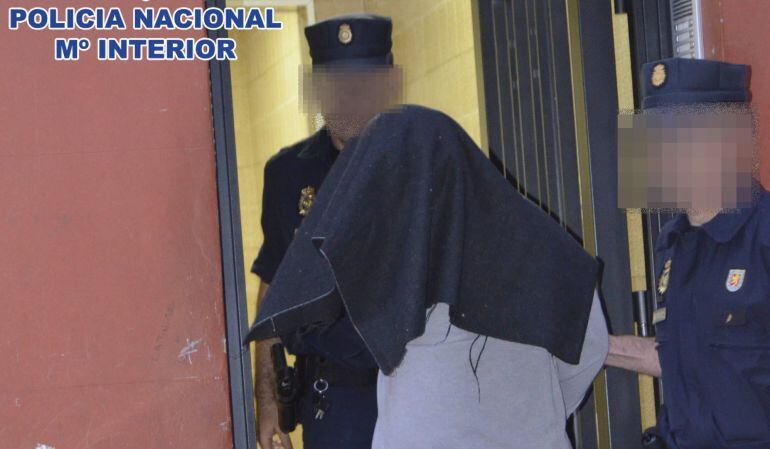 Un hombre ha sido detenido esta madrugada en Badalona por enaltecimiento, propaganda y proselitismo en las redes sociales en favor del grupo yihadista Daesh.