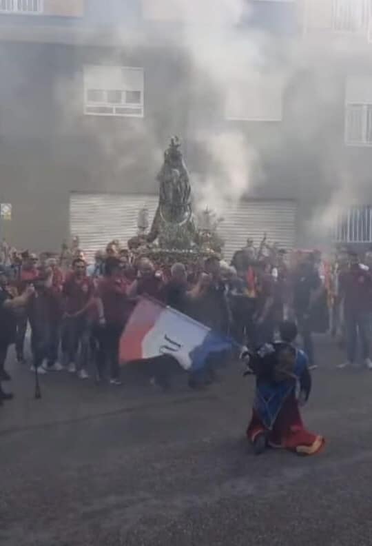 Rodando la bandera a la Virgen