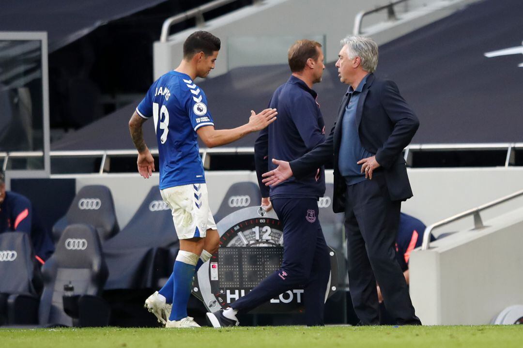 James saluda a Ancelotti, en su debut con el Everton, este domingo