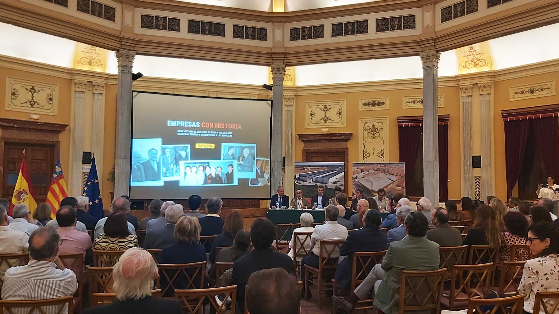 Durante las distintas intervenciones se han ido proyectando imágenes relacionadas