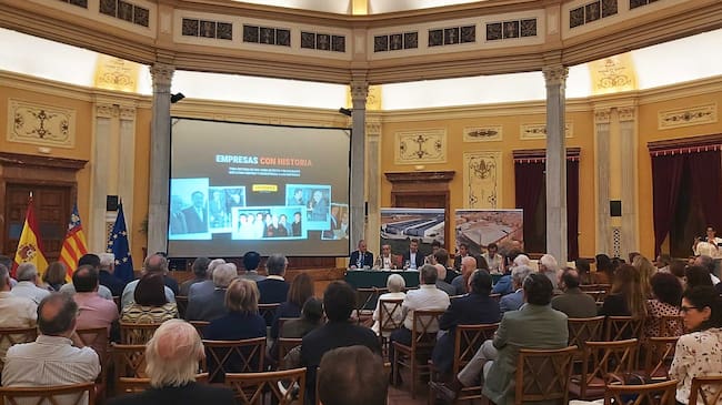 Durante las distintas intervenciones se han ido proyectando imágenes relacionadas