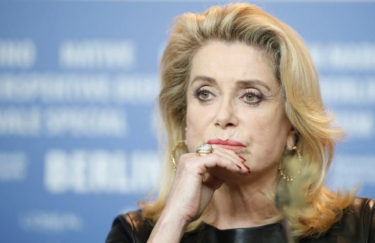 La actriz francesa Catherine Deneuve posa durante la rueda de prensa de La Matrona, en la 67 edición del Festival de Cine de Berlín (Alemania) el 14 de febrero de 2017