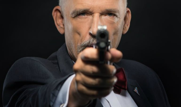 Imagen del eurodiputado polaco Janusz Korwin-Mikke posando para la sesión fotográfica de una entrevista en un medio de su país.