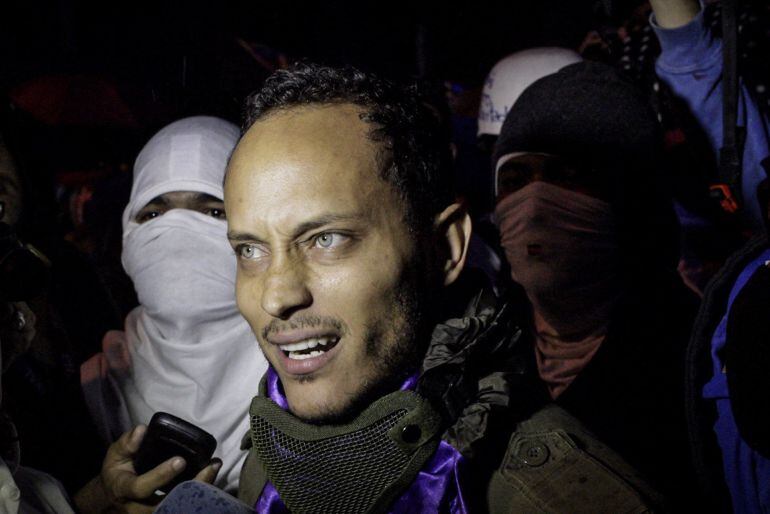 Fotografía de archivo del 13 de julio de 2017 que muestra a Óscar Pérez, agente del Cuerpo de Investigaciones, Científicas, Penales y Criminalísticas (Cicpc), mientras participa en una marcha nocturna en Caracas (Venezuela). 