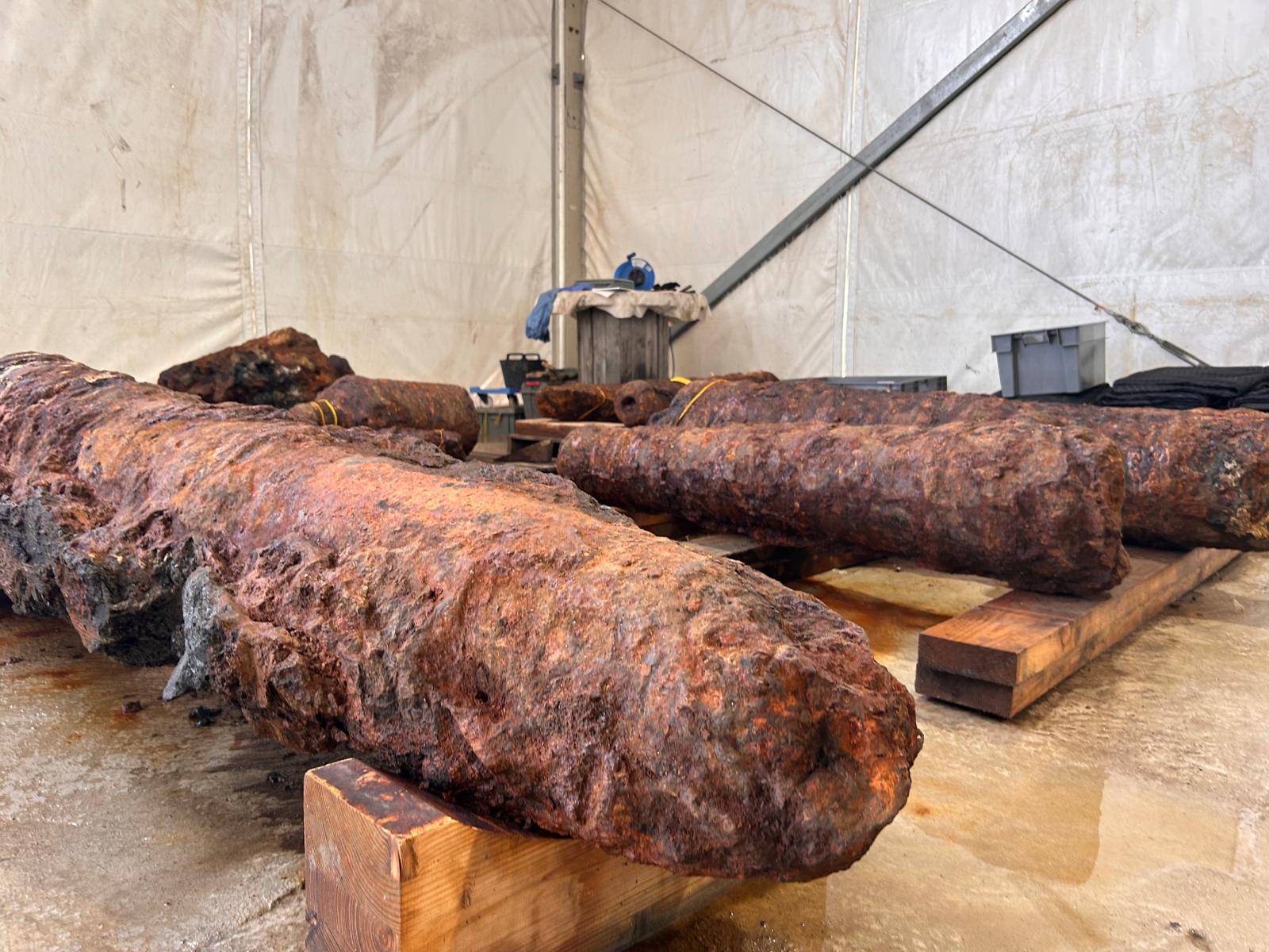 Pecio Delta I extraído del fondo del agua en las obras de la terminal de contenedores de Cádiz