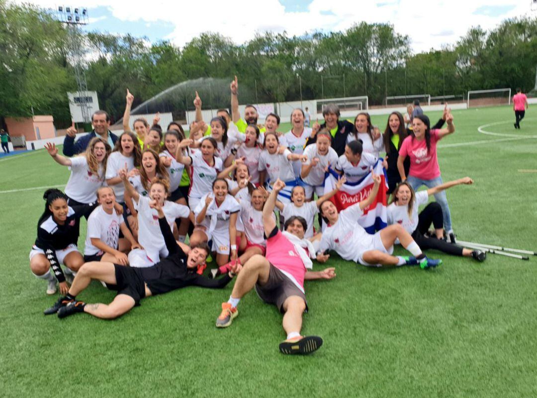 Las jugadoras del CD Tacón celebran el ascenso a Primera