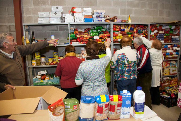 Volunarios de Cruz Roja reparten comida