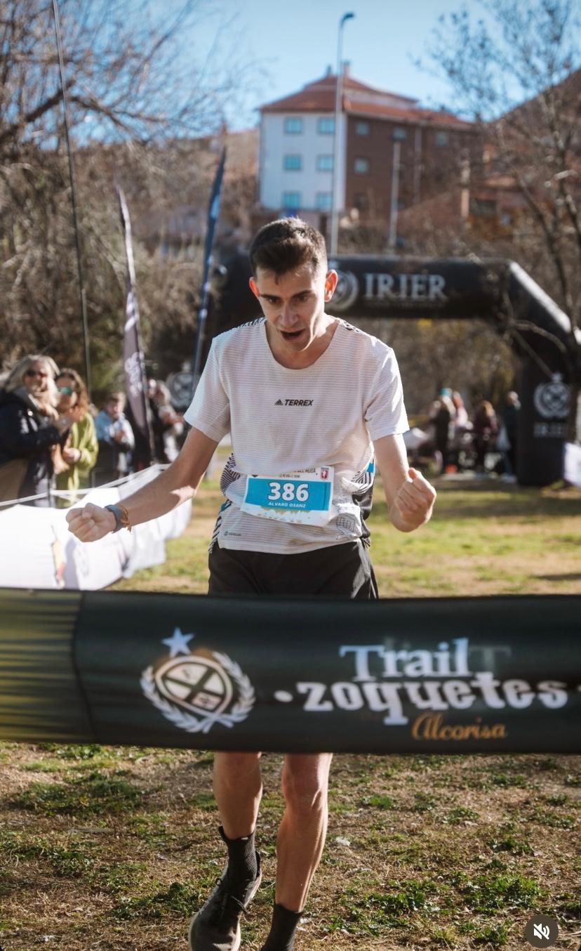 Alvaro entrando en meta en Alcorisa