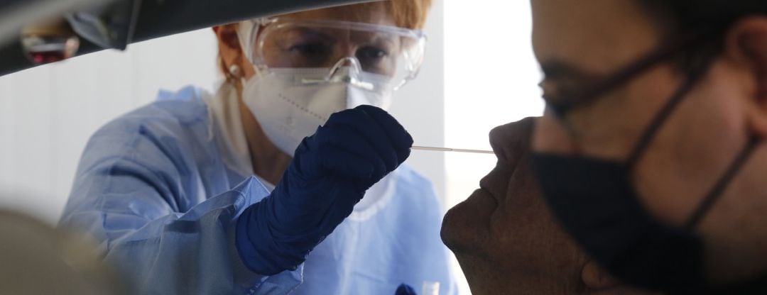 Una enfermera realiza un test PCR.