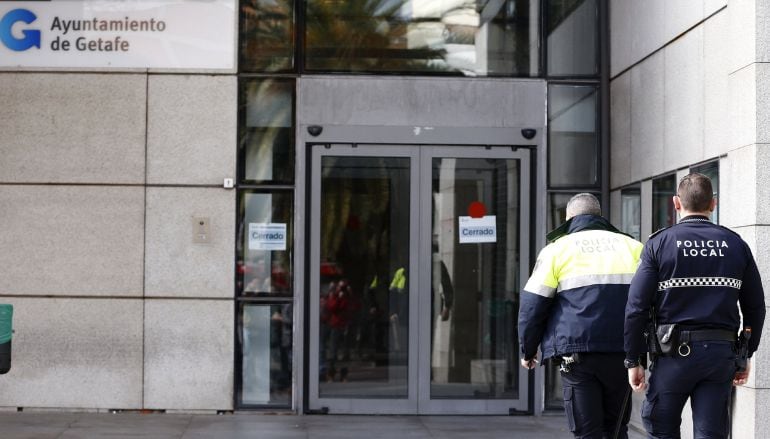 Agentes de la Policía Nacional registran dependencias del Ayuntamiento de Getafe, así como varios domicilios sociales y particulares de Madrid