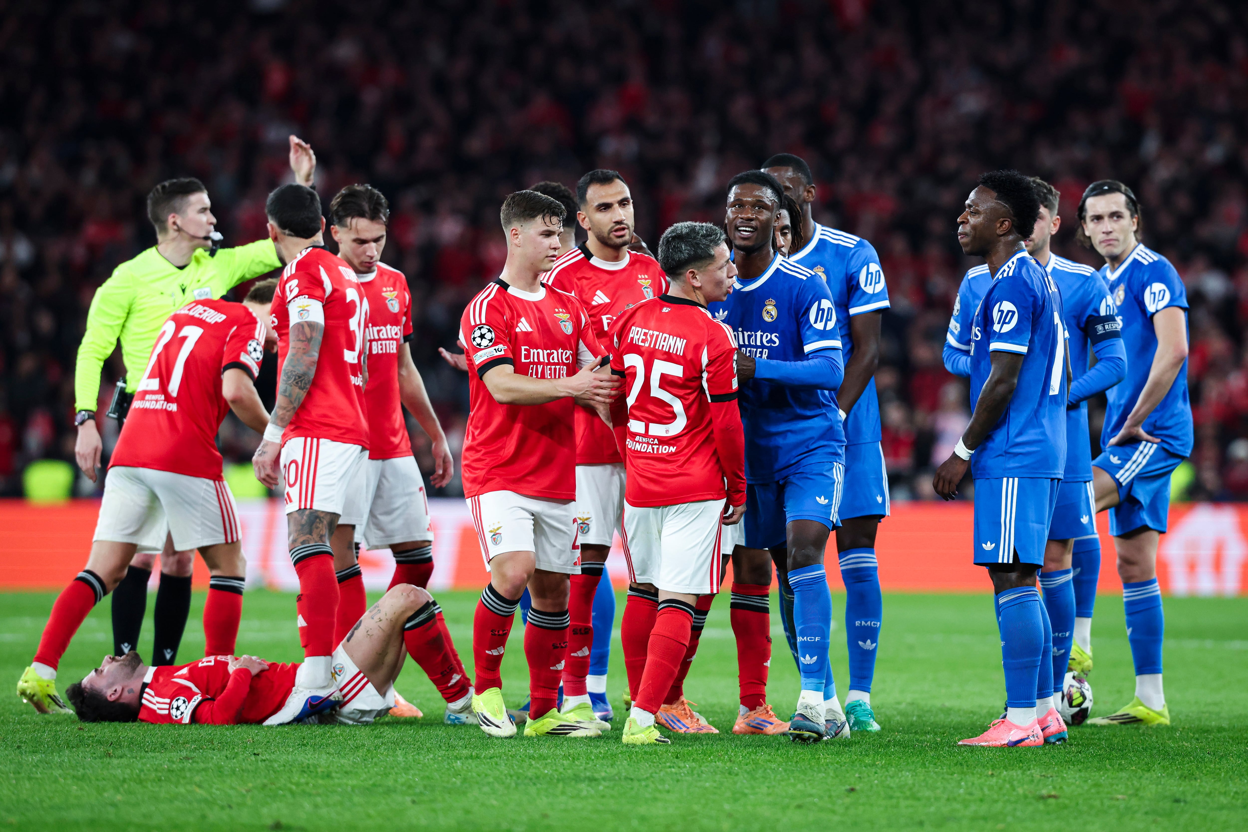 Gianluca Prestianni discute con Vinicius durante el partido. EFE/EPA/JOSE SENA GOULAO