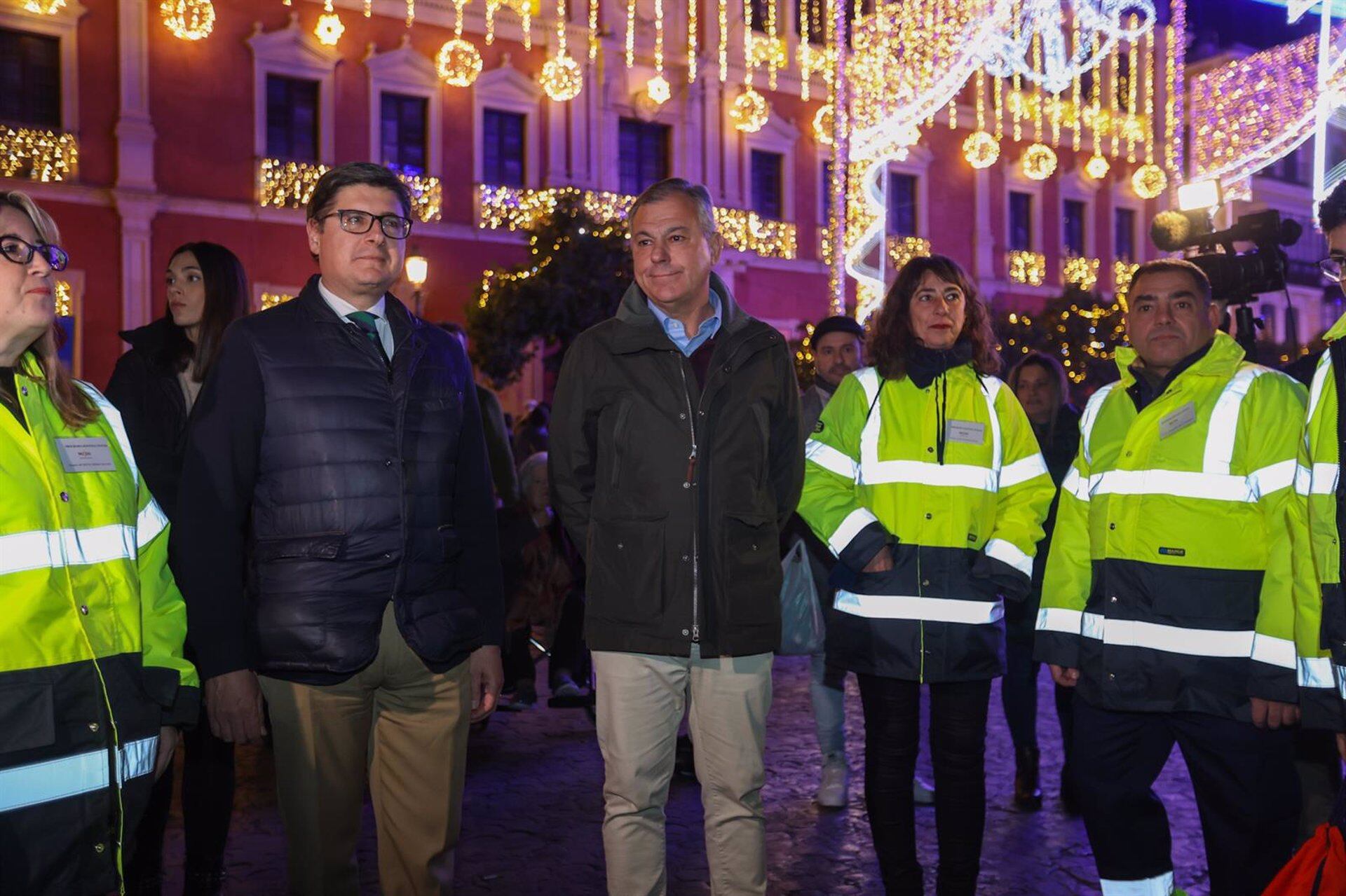 El alcalde de Sevilla, José Luis Sanz, con el  servicio de serenos.