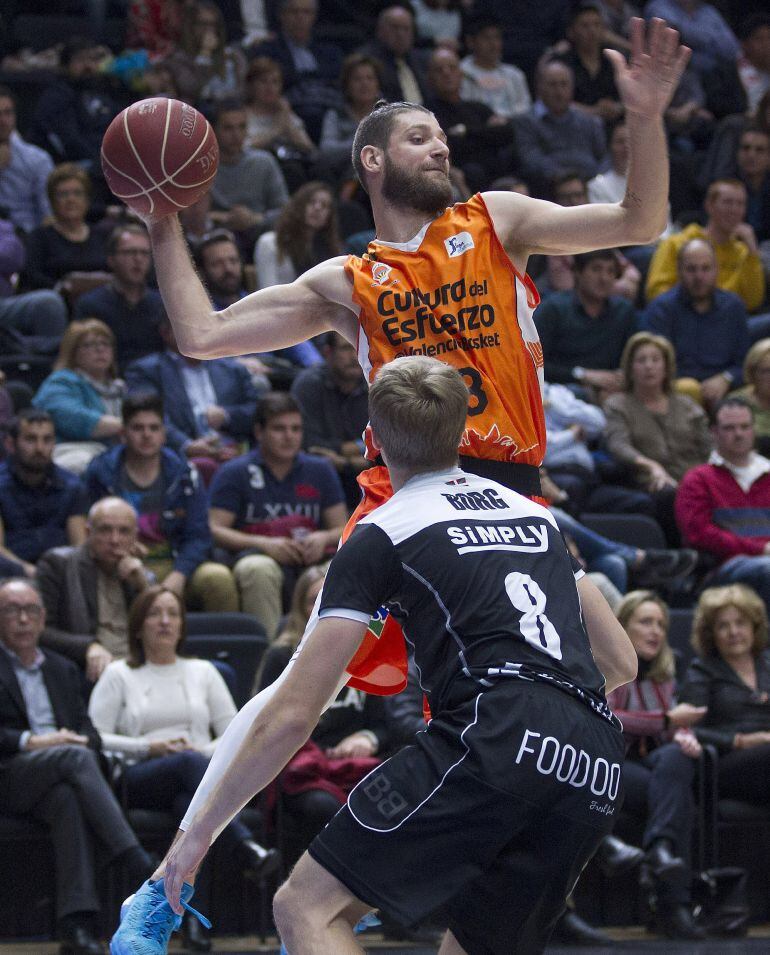 El escolta del Valencia Basket Rafa Martínez y el escolta del Dominion Bilbao Tobias Borg (dorsal 8) durante el partido correspondiente a la decimoctava jornada de la liga, que se disputa en el pabellón Fuente de San Luis en Valencia. EFE-Miguel Ángel Pol