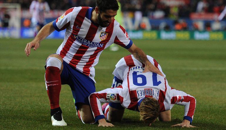 Raúl García felicita a Torres por un gol