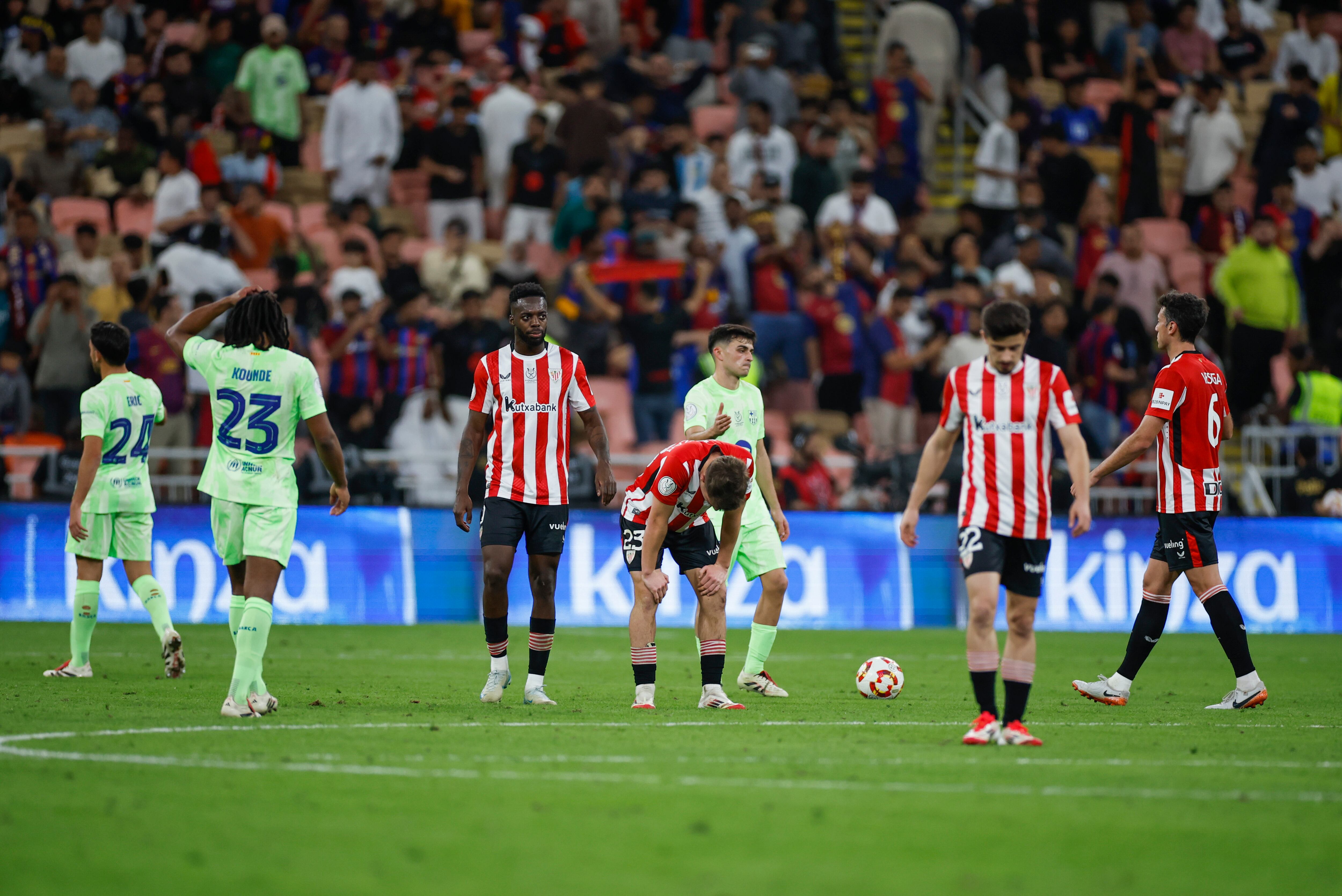 YEDA (ARABIA SAUDÍ), 08/01/2025.- Los jugadores del Athletic tras su derrota en el partido de semifinales de la Supercopa de España de fútbol que FC Barcelona y Athletic Club disputan este miércoles en el estadio Rey Abdullah de Yeda, en Arabia Saudí. EFE/Alberto Estévez
