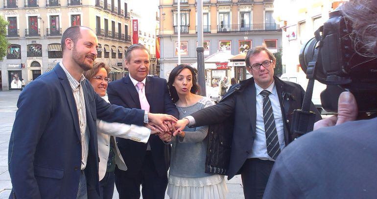 Antonio Miguel Carmona rodeado de los tres primeros de la lista socialista al Ayuntamiento de Madrid