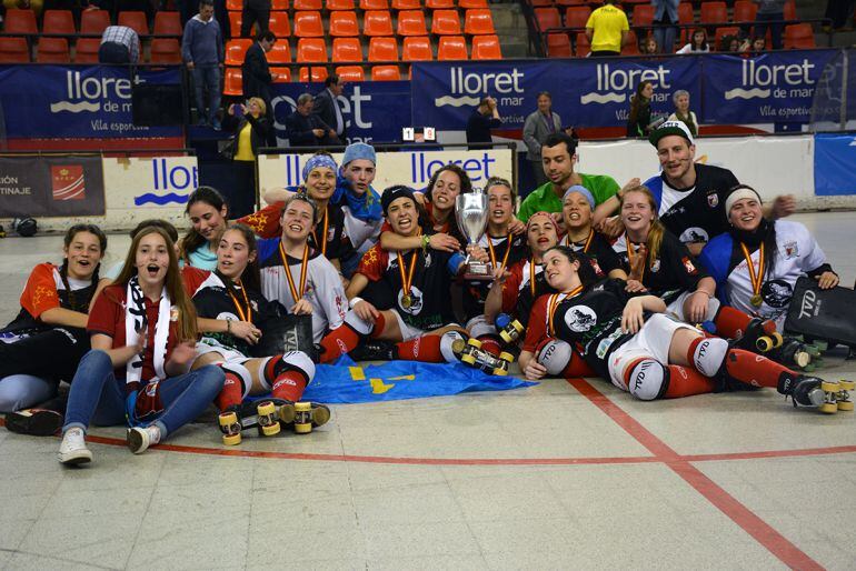 Las jugadoras del Hostelcur celebran su triunfo.