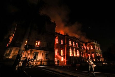 Bomberos trabajan en el incendio.