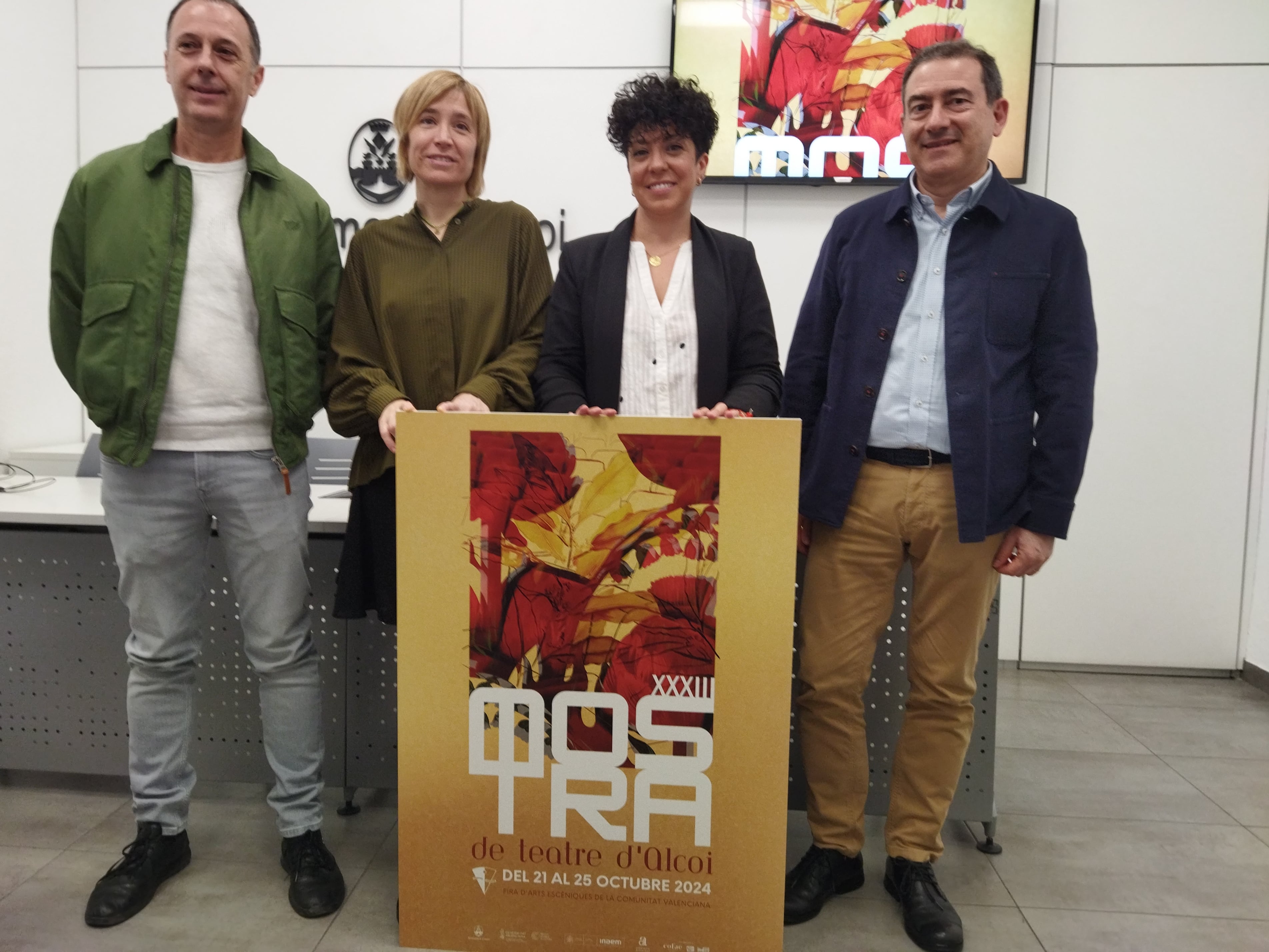 Josep Policarpo, nuevo director de la Mostra de Teatre d'Alcoi; Elisa Guillem, edil de Cultura; Gloria Segura Jordá, autora del cartel y Miquel Santamaría, que deja este año la dirección de la Mostra.