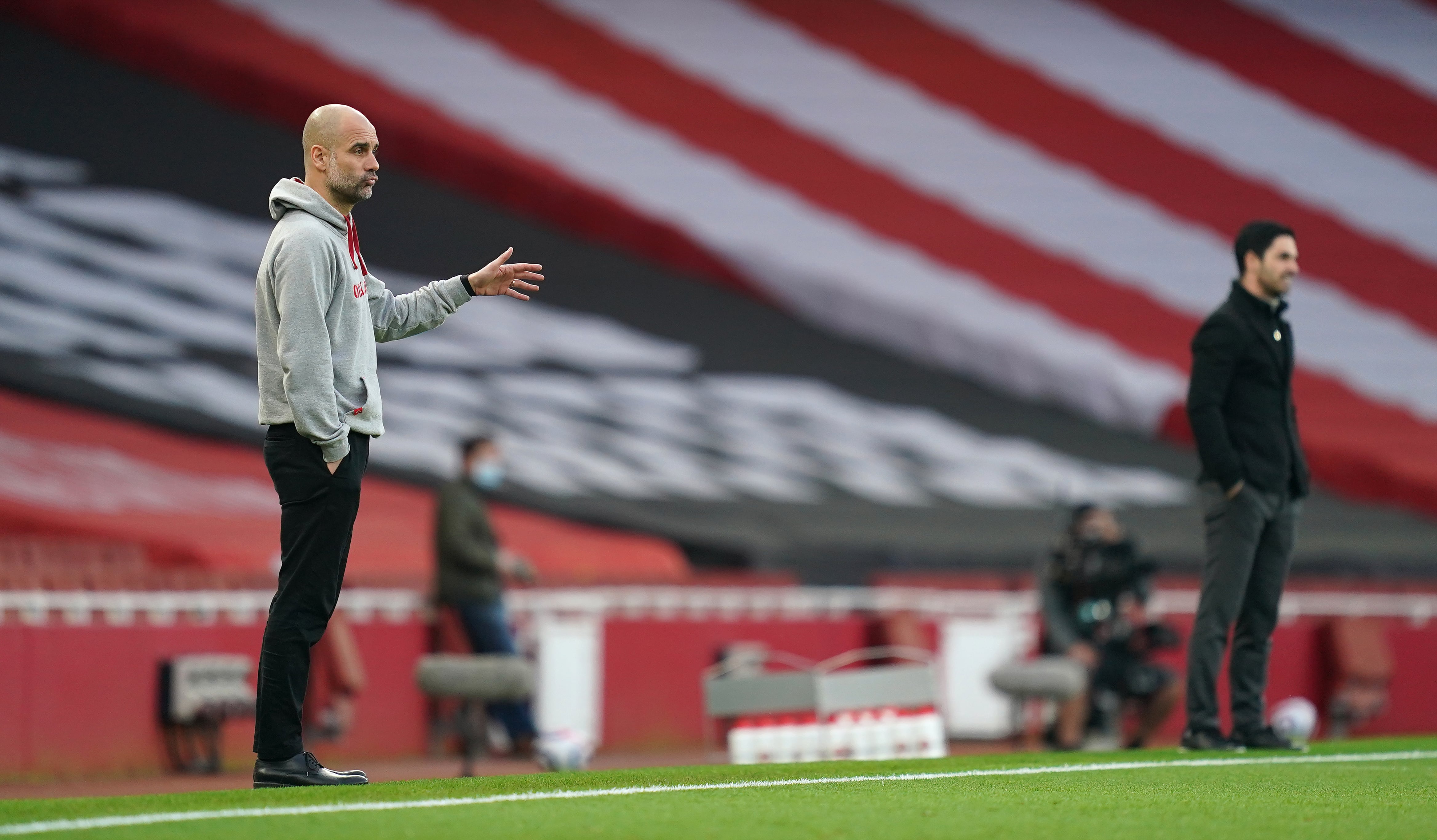 Pep Guardiola y Mikel Arteta, técnicos de City y Arsenal, durante un partido de la Premier League. (Photo by John Walton/PA Images via Getty Images)