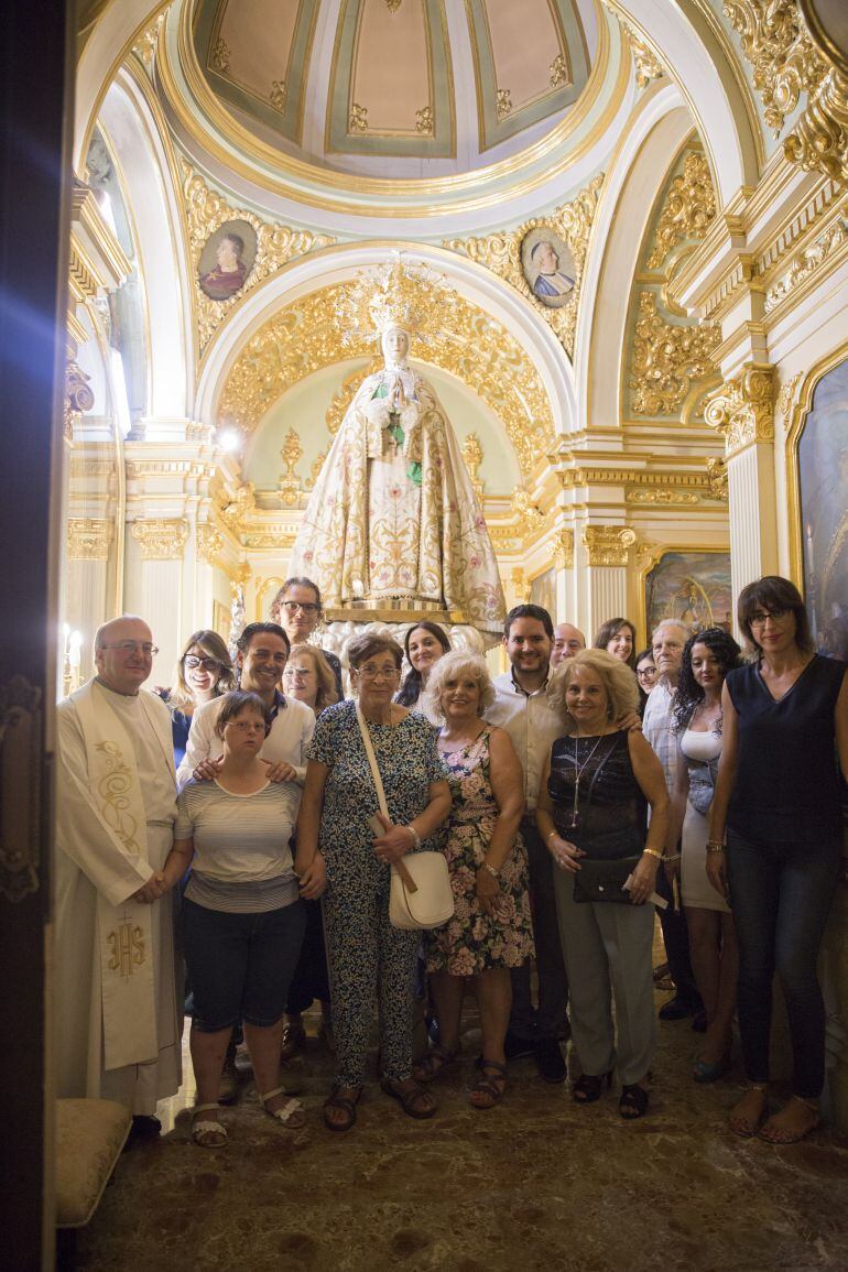 Ofrenda de la Asociación de Amigos de la Nit de l&#039;Albà a la Virgen