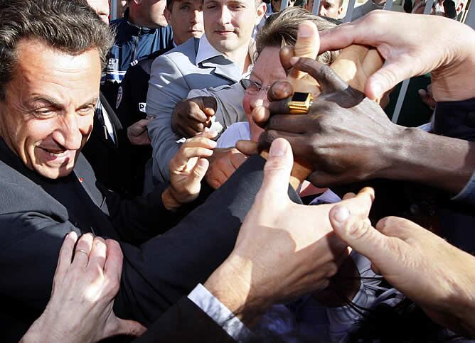 El presidente de Francia, Nicolas Sarkozy, durante su visita a un colegio en Blois, en el centro del país.