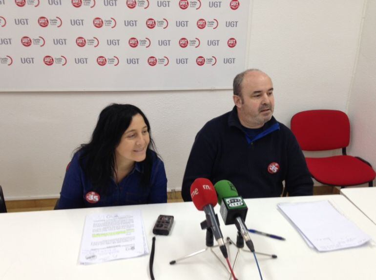 María de Rozas (secretaria de la federación de servicios) y Javier Gómez Caloca (secretario general de la gerencia de servicios sociales).