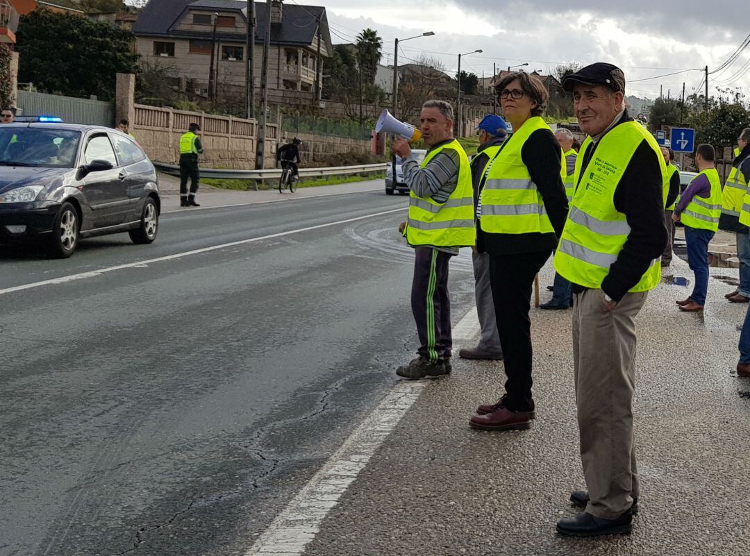 La alcaldesa Eva García de la Torre (segunda por la derecha) en la manifestación de los veciños de la Vaquería, en la parroquia de Budiño.