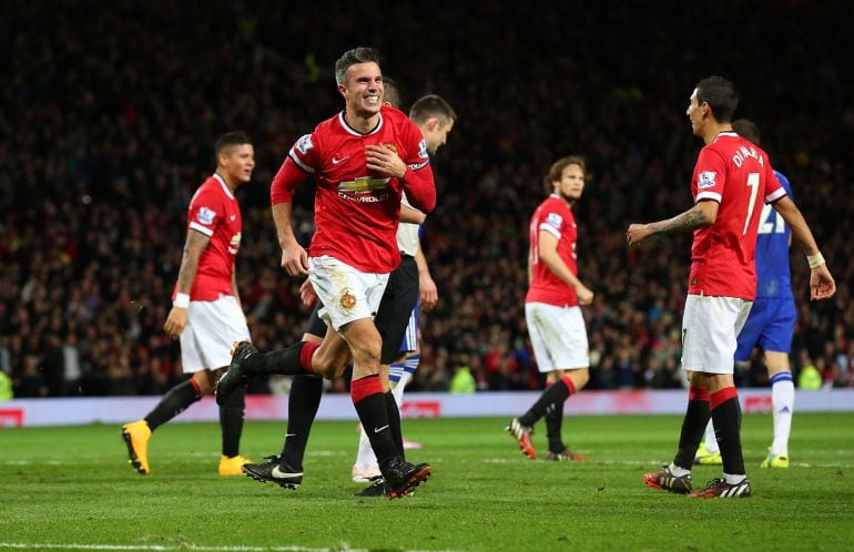 MANCHESTER, ENGLAND - OCTOBER 26:  Robin van Persie of Manchester United celebrates scoring the equalising goal during the Barclays Premier League match between Manchester United and Chelsea at Old Trafford on October 26, 2014 in Manchester, England.  (Ph