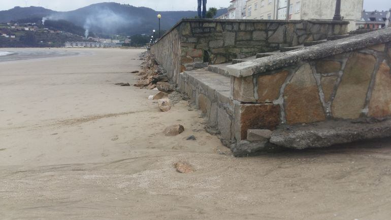 El muro del paseo de Covas, en Viveiro, prácticamente en el aire