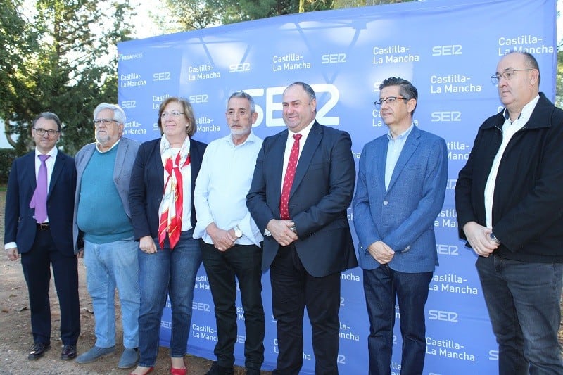 Julián Martínez Lizán, consejero de Agricultura, Ganadería y Desarrollo Rural en el centro, junto al alcalde de Valdepeñas, Jesús Martín y el director regional de la Cadena SER, Félix Amaya entre otras autoridades