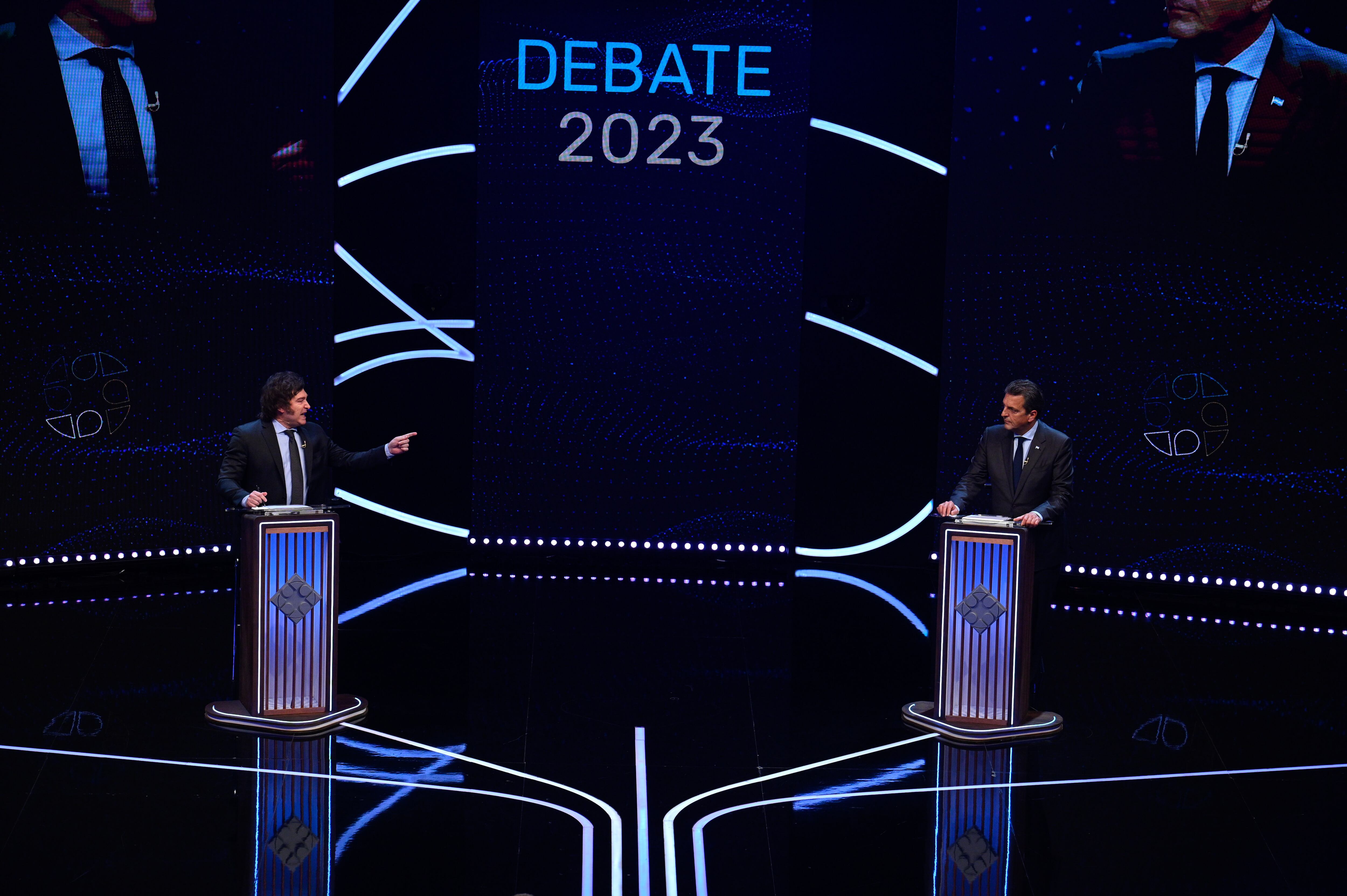 Los candidatos a la Presidencia argentina, el oficialista Sergio Massa y el libertario Javier Milei, participan en un debate presidencial.