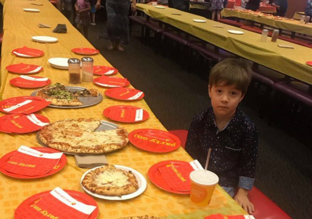 El pequeño Teddy solo en la pizzería donde celebraba su cumpleaños