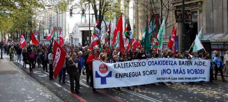 Cientos de trabajadores han secundado la manifestación que ha recorrido el centro de Bilbao