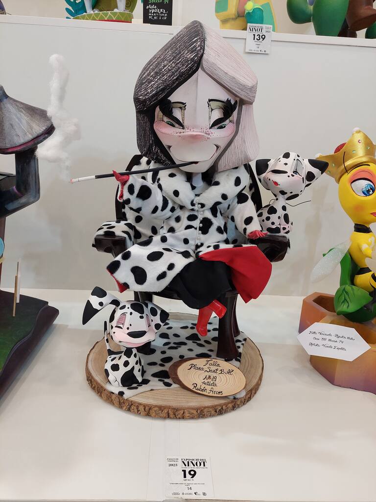 La Exposición del Ninot de las Fallas 2023 abre sus puertas con 750 figuras que rebosan diseño y sátira. Todas ellas quieren salvarse de las llamas gracias al voto popular.