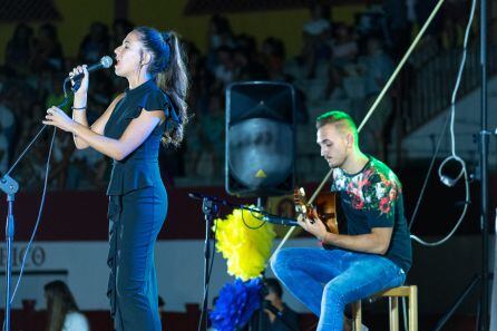 Momento de la actuación de Yolanda Triguero, una de las artistas locales participantes