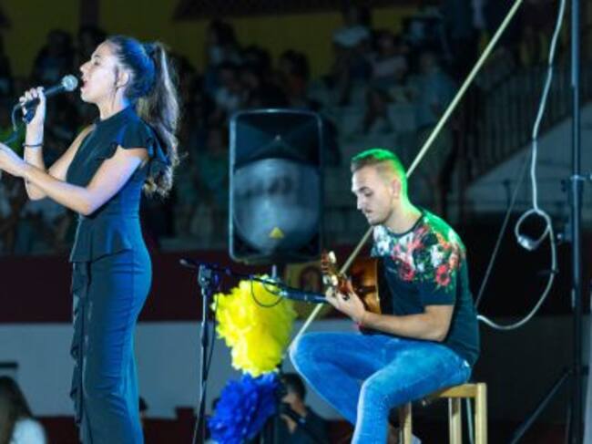 Momento de la actuación de Yolanda Triguero, una de las artistas locales participantes