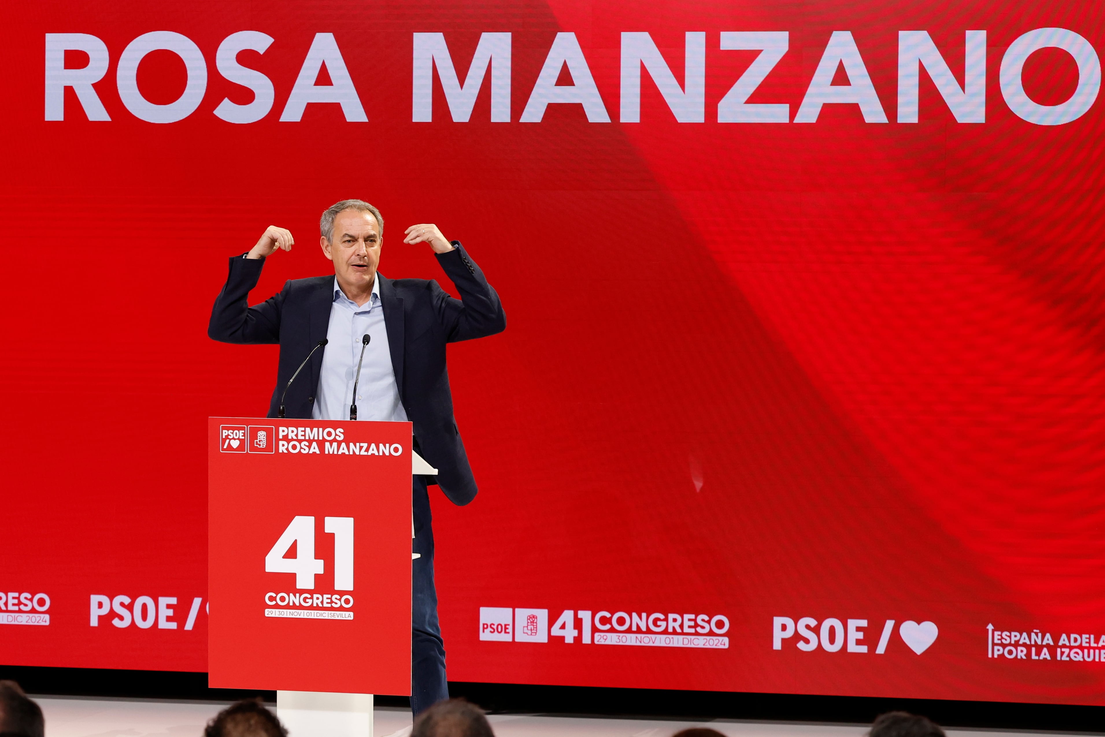 El expresieente del Gobierno José Luis Rodríguez Zapatero en el acto en el que ha recibido el premio Rosa Manzano durante el 41 Congreso Federal del PSOE este viernes en Sevilla. EFE/Julio Muñoz